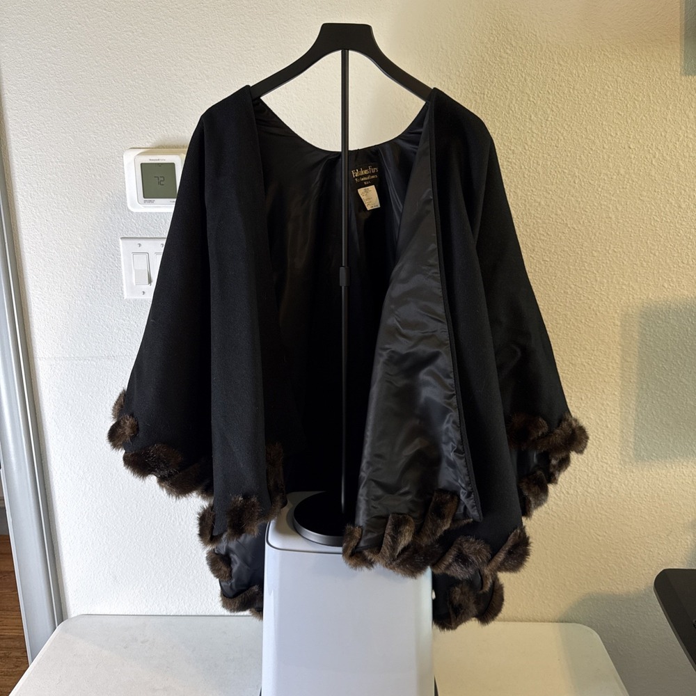 Women's Fabulous Furs Elegant Black Faux Fur Trim Cape One Size